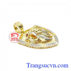 Mặt dây được thiết kế tỉ mỉ, tinh tế với các đường nét mạnh mẽ