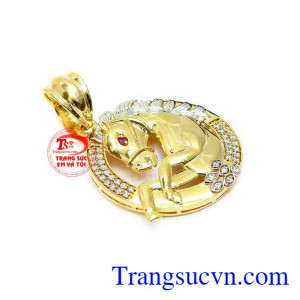 Các đường nét được chế tác tỉ mỉ, sự kết hợp hài hòa giữa vàng màu và vàng trắng.