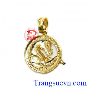 Sản phẩm chế tác từ vàng 10k, sáng bóng, bền đẹp.