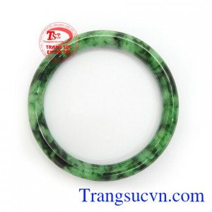 Ngọc phỉ thúy còn có tác dụng mang lại may mắn, tài lộc, giải trừ tà khí, mang hạnh phúc và bình an cho người đeo