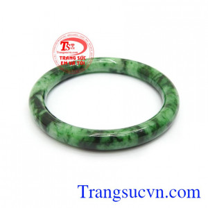 Vòng Ngọc Phỉ Thúy Bình Yên với kiểu chế tác bản tròn mềm mại, mang lại sự nhẹ nhàng, tinh tế và sang trọng cho phái đẹp