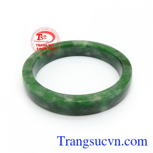 Ngọc phỉ thúy từ xưa đến nay rất được mọi người ưa chuộng với ý nghĩa mang lại may mắn, giải trừ tà khí, mang lại bình an và hạnh phúc cho người đeo