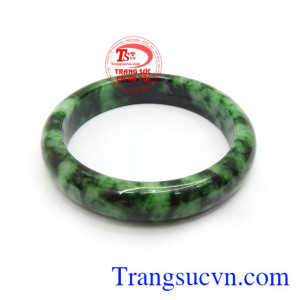 Vòng ngọc Phỉ Thúy chứa ngồn năng lượng tốt dồi dào, là tinh túy của tự nhiên, vì vậy có tác dụng mang lại bình an, may mắn và tài lộc cho người đeo