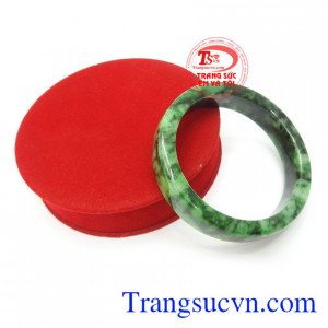 Vòng Ngọc Bản Vuông Bình An đeo hợp thời trang và phong thủy