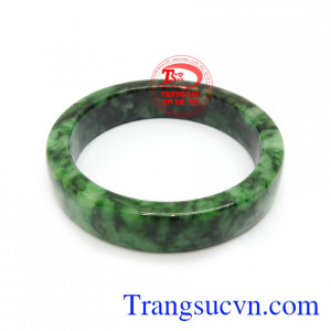 Ngọc phỉ thúy chứa nguồn năng lượng dồi dào, có tác dụng chiêu tài lộc, giải trừ tà khí, mang lại bình an, may mắn và hạnh phúc cho người đeo