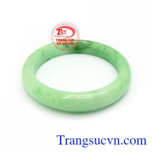 Vòng Ngọc Phỉ Thúy Đại Lộc đeo hợp thời trang và phong thủy phái đẹp, ngọc Phỉ thúy có tác dụng giải trừ tà khí, tốt cho sức khỏe, mang lại bình an, may mắn và hạnh phúc cho người đeo