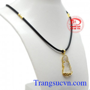 Dây cao su kết hợp cùng mặt đá quý bọc vàng làm tăng sự mạnh mẽ, tự do của phái mạnh