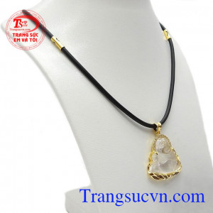 Dây cao su bọc vàng kết hợp với đá thạch anh tạo sự mạnh mẽ cho phái nam