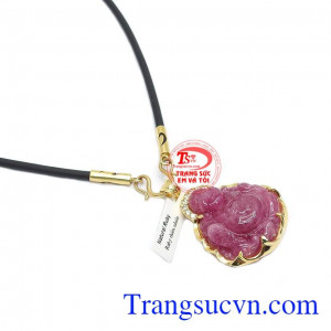 Mặt dây chế tác từ ruby thiên nhiên được bọc vàng đảm bảo tính bền đẹp cho sản phẩm