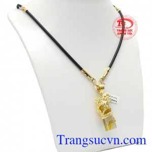 Dây đeo được làm từ dây cao du bọc vàng giúp sản phẩm bền và thời trang hơn