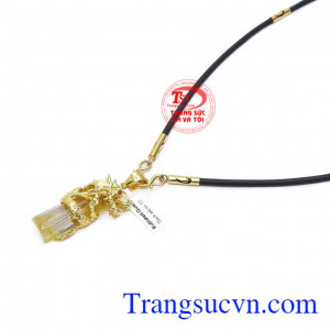 Mặt dây chế tác từ đá thạch anh tóc bọc rồng mang đến cảm giác rất sáng tạo