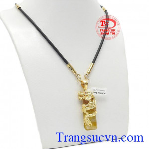 Dây cao su bọc vàng mang đến một cảm giác chắc chắn có phần mạnh mẽ cho người dùng