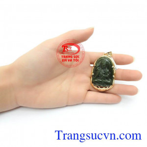 Phật Bản Mệnh Tuổi Ngọ Phỉ Thúy hiện thân cho trí tuệ tinh thông dùng sức mạnh từ ánh sáng trí tuệ của mình để giúp con người thoát khỏi những khổ đau trong tâm trí, đạt được trí tuệ thông suốt, sáng tỏ để hướng đến những điều tốt đẹp