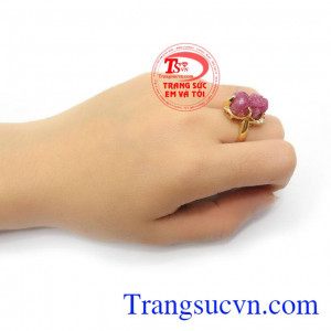 Nhẫn Tỳ Hưu Ruby May Mắn đeo đẹp và phong thủy, Tỳ hưu trong phong thủy có tác dụng giải trừ tà khí, chiêu tài lộc, mang bình an, may mắn và thịnh vượng cho người đeo