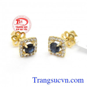 Hoa Tai Sapphire Thịnh Vượng chế tác tinh xảo, đường nét độc đáo, tôn lên sự sang trọng, đẳng cấp và thời trang phái đẹp, phù hợp làm quà tặng cho phái đẹp trong những dịp ý nghĩa