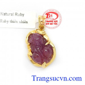 Mặt Dây Tỳ Hưu Ruby May Mắn là linh vật mang lại may mắn, tài lộc và bình an cho người đeo, là linh vật được được ưa chuộng bậc nhất trong phong thủy, được mọi người sử dụng như lá bùa hộ mệnh cho bản thân