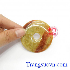 Sản phẩm có thể kết hợp cùng dây đeo để làm trang sức đeo bên mình