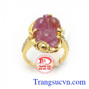 Nhẫn Tỳ Hưu Ruby Phong Thủy với biểu tượng linh vật Tỳ hưu, là linh vật có tác dụng mang lại tài lộc, may mắn, giải trừ tà khí cho người đeo, là một linh vật được ưa chuộng bậc nhất trong phong thủy
