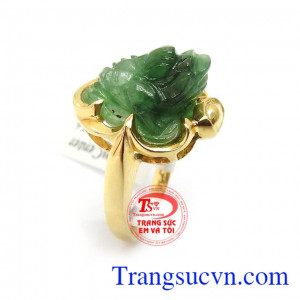 Nhẫn Nữ Thiềm Thừ Chiêu Tài có tác dụng chiêu tài lộc, hóa sát tiểu nhân, ngăn chặn vận xấu liên qua đến tiền bạc, của cải cho chủ nhân, là linh vật rất được giới doanh nhân, thương nhân ưa chuộng