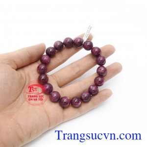 Ruby có tác dụng tốt trong phong thủy giúp xua đuổi khí ác làm cho người dùng có giấc ngủ ngon và mang lại sự bình an
