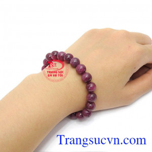 Ruby đeo tay rất gọn nhẹ và dễ dàng kết hợp cùng nhiều trang phục