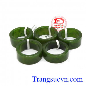 Nhẫn cẩm thạch đã được kiểm định tại Trung tâm ngọc ngọc