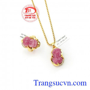 Bộ Trang Sức Tỳ Hưu Chiêu Tài kết hợp giữa dây nhẫn Tỳ hưu, mặt dây Tỳ hưu Ruby thiên nhiên và dây chuyền 18k Italy cao cấp