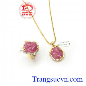 Bộ Trang Sức Hồ Ly May Mắn là sự kết hợp độc đáo giữa mặt dây, nhẫn Hồ ly Ruby và dây chuyền Italy cao cấp