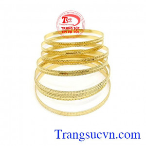 Vòng Tuần Vàng Ý Quý Phái đeo hợp thời trang, phong cách phái đẹp, mang lại sự trẻ trung phong cách và cá tính