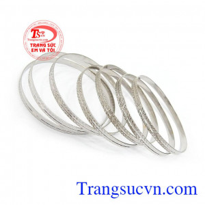 Vòng Tuần Ý 18K May Mắn với 7 chiếc vòng mang ý nghĩa đem lại may mắn trong cả tuần, xua đi điềm xấu, sự thiếu may mắn trong cuộc sống, vì vậy là món quà ý nghĩa dành tặng người yêu thương trong những dịp đặc biệt