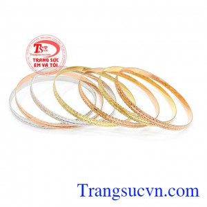 Vòng Tuần Ý Ba Màu Cá Tính với sự kết hợp độc đáo giữa 3 màu hồng, trắng, vàng mang lại sự trẻ trung, cá tính và thời trang, vòng tuần vàng Ý phù hợp làm quà tặng cho người bạn yêu thương những dịp ý nghĩa