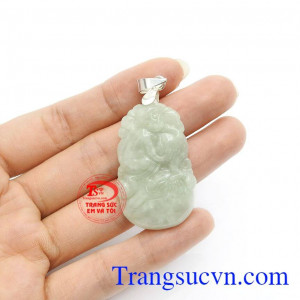 Sản phẩm có thể kết hợp với dây da bọc vàng hoặc dây chuyền bạc