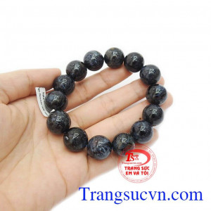 Đeo chuỗi Pietersite như một cách để đem lại sự may mắn cho mình