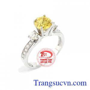 Nhẫn vàng kim cương và saphir vàng là sản phẩm nhẫn vàng trắng sang trọng kết hợp với saphir vàng thiên nhiên và kim cương thiên nhiên