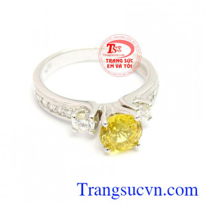 Sản phẩm đẹp sang trọng, quý giá. Nhẫn vàng kim cương và saphir vàng, bảo hành 12 tháng, giao hàng nhanh trên toàn quốc