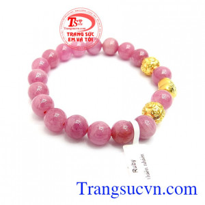Ruby có năng lượng vô cùng mạnh mẽ mang ý nghĩa về mặt phong thủy, đem lại cho người đeo hạnh phúc và may mắn
