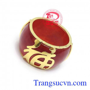 Nhẫn ngọc cẩm thạch bọc vàng cá tính