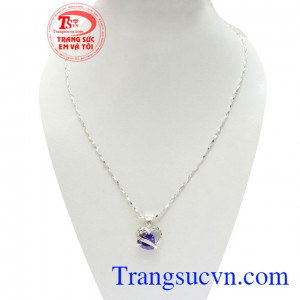 Bộ Dây Chuyền Bạc Nữ Tinh Tế chế tác tinh xảo, kiểu dáng độc đáo, mặt dây gắn đá quý thạch anh tím còn có tác dụng giảm stress, tăng khả năng tập trung, mang sự bình an và may mắn cho người đeo