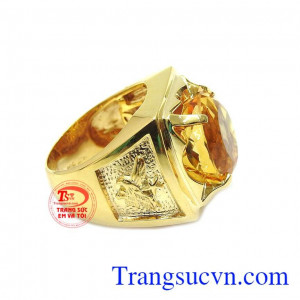 Hai bên cạnh chiếc nhẫn được chế tác hình đại bàng tung cánh như biểu tượng cho sức mạnh của người đeo