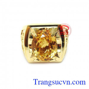 Đá thạch anh vàng thiên nhiên được chạm khắc làm đá chủ giúp chiếc nhẫn thêm sang trọng hơn.