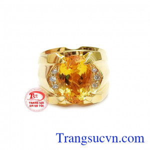 Đá thạch anh thiên nhiên được chạm khắc tinh tế giúp chiếc nhẫn thêm hoàn hảo.