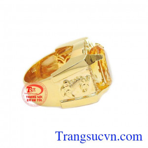 Bên cạnh của chiếc nhẫn chạm khắc hình rồng vàng tạo sự quyền uy, cao quý