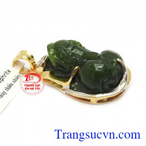 Tỳ hưu được chạm khắc từ ngọc phỉ thúy thiên nhiên