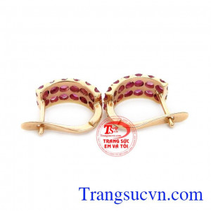 Ruby thiên nhiên được kết hợp cách hoàn hảo tạo nên đôi hoa tai xinh đẹp