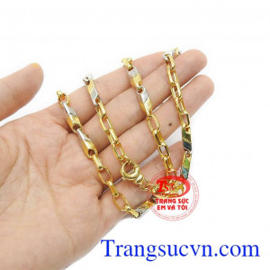 Dây chuyền sẽ ấn tượng hơn khi kết hợp với mặt dây vàng hoặc mặt dây đá quý
