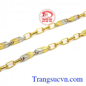 Sản phẩm chế tác từ vàng 10k sáng bóng, bền đẹp