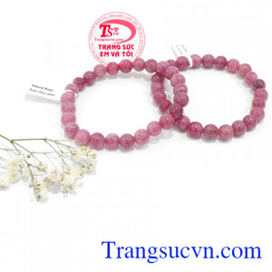 Vòng hạt ruby đỏ tím là sản phẩm đá ruby thiên nhiên. Người xưa xem ruby như tinh thể của mặt trời và tin rằng nó tượng trưng cho sức sống và ngọn lửa