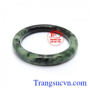 Vòng ngọc cẩm thạch thiên nhiên chứa nguồn năng lượng dồi dào, có tác dụng tốt với sức khỏe, giải trừ tà khí, mang lại bình an, may mắn và tài lộc cho người đeo
