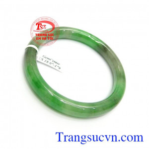 Vòng ngọc cẩm thạch có tác dụng mang lại may mắn, tài lộc, bình an cho gia chủ