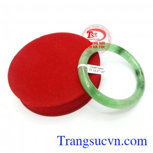 Chiếc vòng tay nữ cẩm thạch